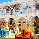 Sade Hotel *